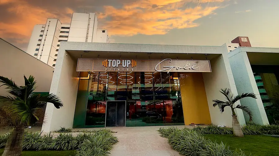 Fachada de uma unidade Top Up Fitness 24h, centro de treinamento